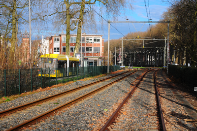 900538 Gezicht op de Oosterspoorweg te Utrecht, ter hoogte van de Snellenlaan, met op de achtergrond de ...